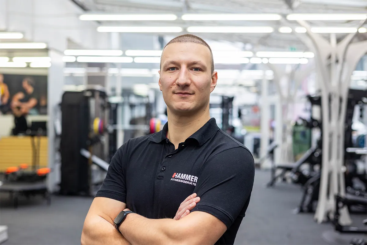 Dima, Fachberater von Eisenlast, im Fitnessgeräte-Store